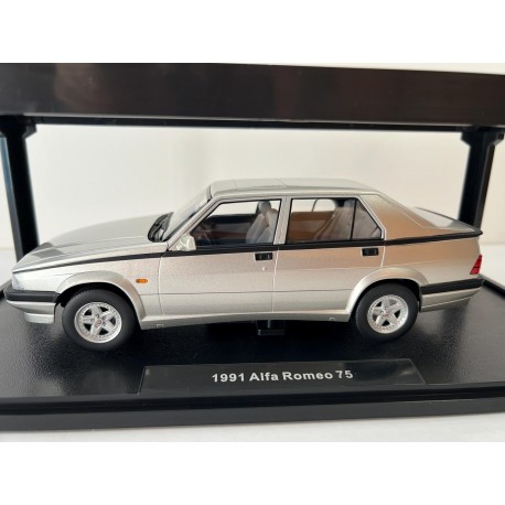 Alfa Romeo 75 del 1991 1/18 Triple9  Silver Metallic
